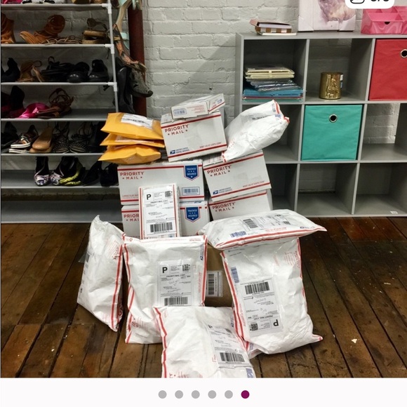 ❗️About Me: Mom of 2, posher and wife of a teacher! - Picture 6 of 6